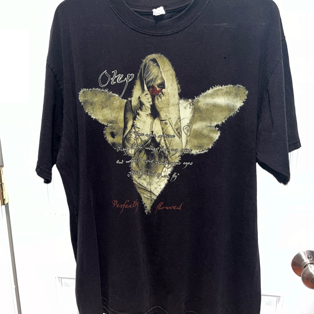 Y2K 2000s Otep “Perfectly Flawed” shirt

Collar to hem: 25 in

Pit to pit: 22 in